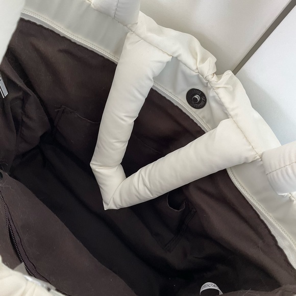 white, tote bag with zipper opening and double handles - Picture 4 of 4